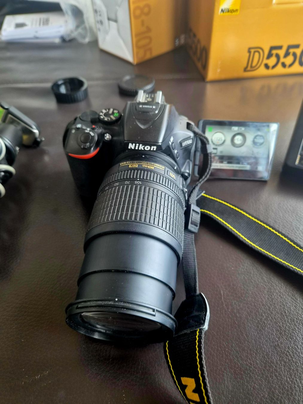 Nikon Fotocamera: Nikon D5500 mit 18-105mm VR Objektiv & GorillaPod – Usato da Dübendorf venduto da RoboAnd 3