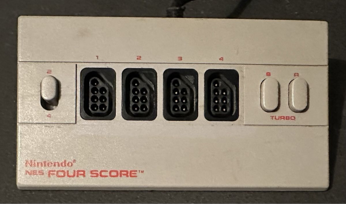 Nintendo Controller: Nintendo NES Four Score Adapter – Usato da Kestenholz venduto da Matti_11
