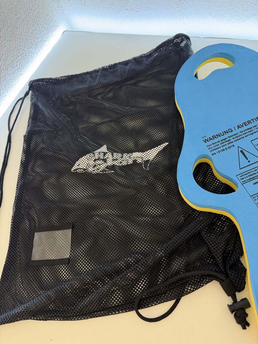 Tavole da surf e di nuoto: Schwimmbrett Sharkskin mit Netzbeutel und Ball – Usato da Rotkreuz venduto da GoldHeinz 4
