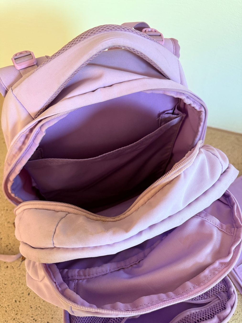 Satch Sacs & sacs à dos: Satch Rucksack Flieder mit Laptop-Tasche – D'occasion à Wohlen AG par sel_2zd6 6