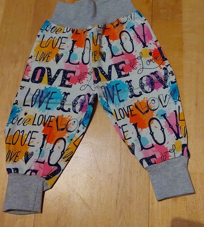 Süsse Pumphose Gr. 74/80 bunte LOVE-Druck, Bio-Baumwolle