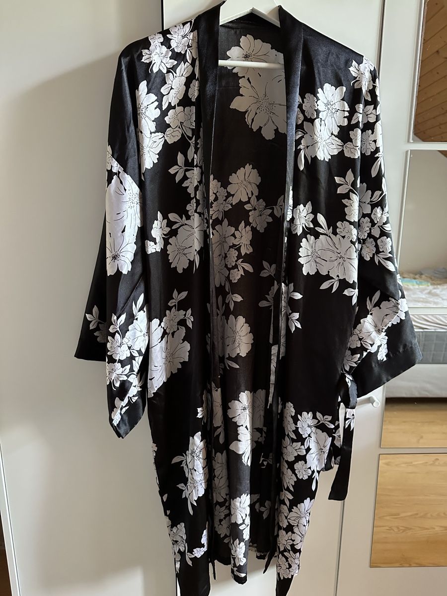 Arte internazionale: Schwarzer Kimono mit Blumenmuster - Grösse Unisize – Usato da Münsingen venduto da Secondhand89