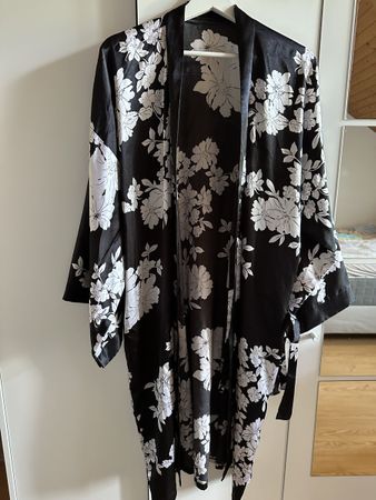 Schwarzer Kimono mit Blumenmuster - Grösse Unisize