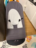 Babywippe Babybjörn Bliss mit Spielbogen grau schwarz
