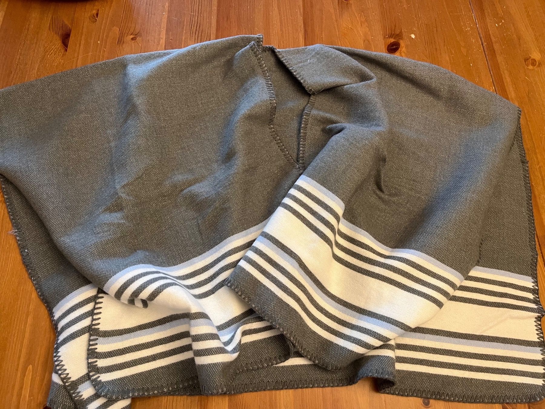Boleros: Shall poncho one Size – Gebraucht aus Küssnacht am Rigi von ciucchino