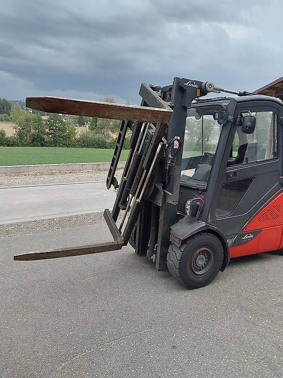 Linde Carrelli elevatori e a forche: Linde Dieselstapler mit Dreh und Klemmgabel – Usato da Zezikon venduto da nfa_2s5b