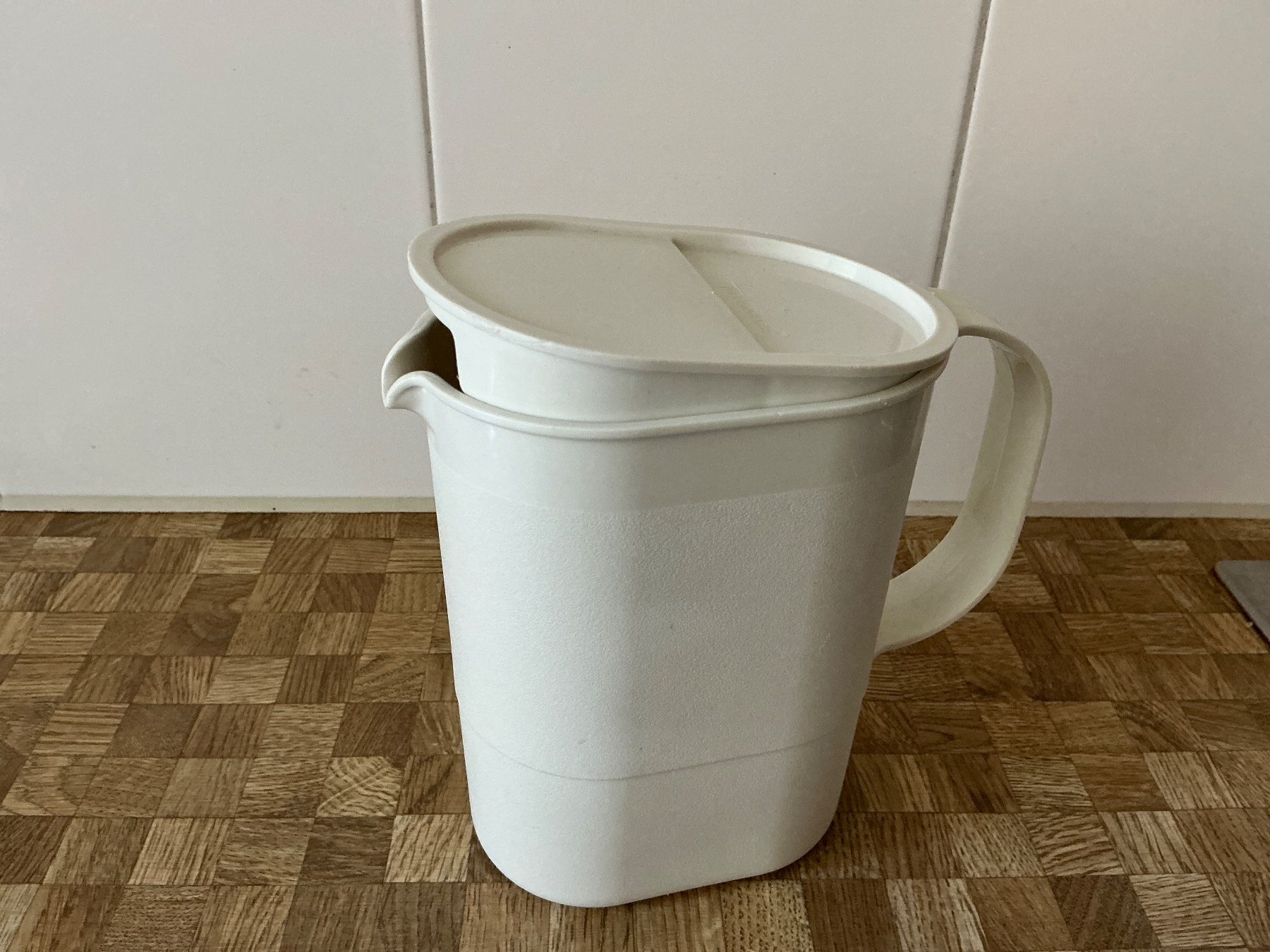 Tupperware Behälter & Ähnliches: Tupperware Krug – Gebraucht aus Birmensdorf ZH von Hilhan 1