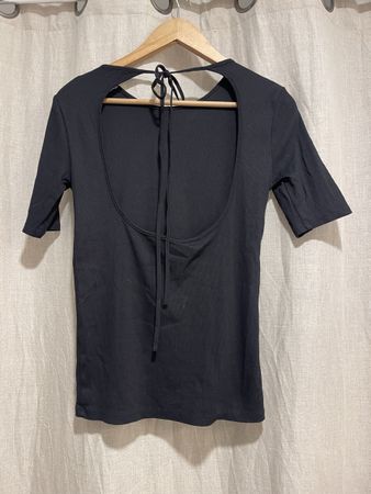 Zara Top schwarz mit Rückenausschnitt  Versand 2.50