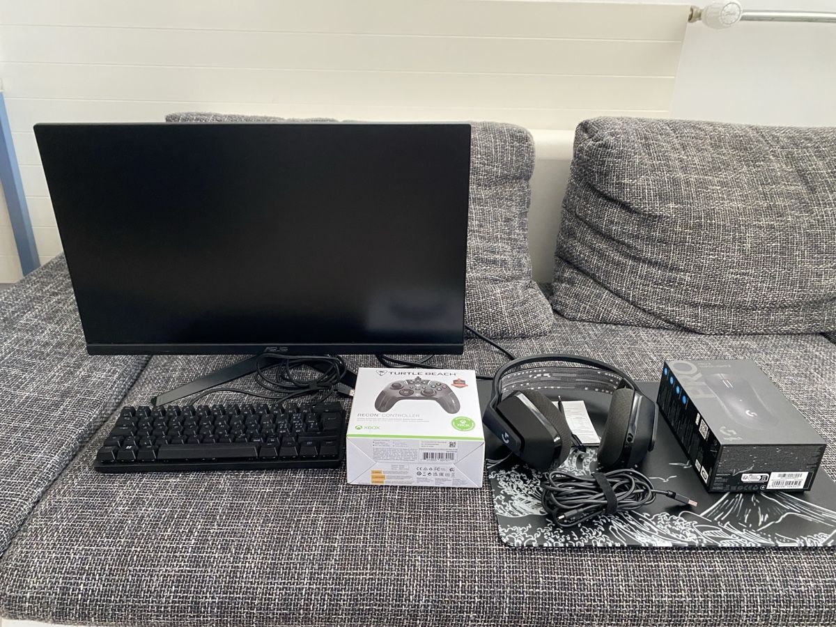 PC: Gaming Set: ASUS Monitor, Logitech, Turtle Beach, Attack – Usato da Tübach venduto da adr_f22c