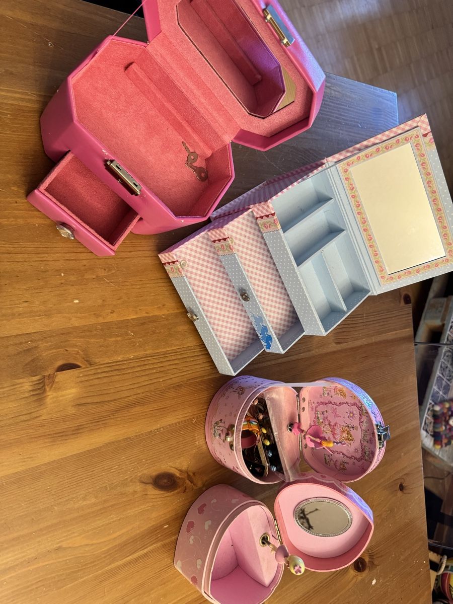 Tutte le decorazioni: 2 accessories box  plus 2 carillon madchen – Usato da Küssnacht am Rigi venduto da ciucchino 1