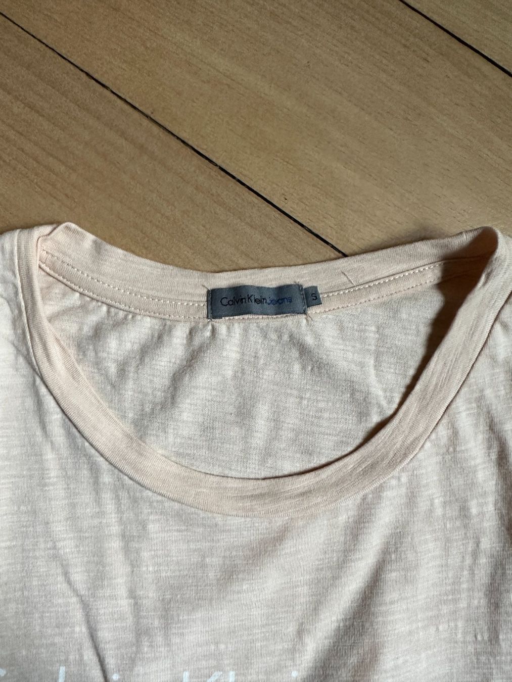 Calvin Klein T-shirt: CALVIN KLEIN - T-Shirt nude S – Usato da Zürich venduto da Diazaio 3