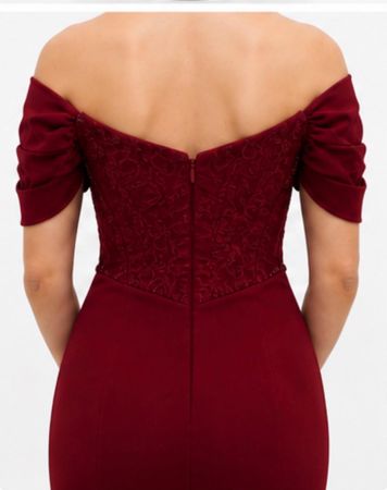 Bordrotes Abendkleid, schulterfrei,