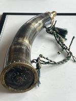 Pulverhorn mit Schnur und Quasten und Metall(I12)