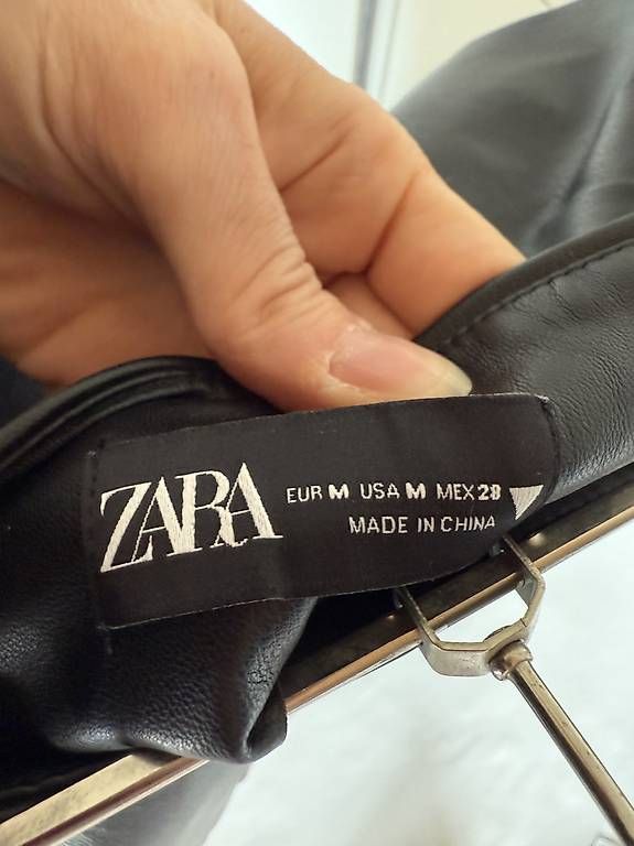 Pantaloni: Zara Hose schwarz M  – Usato da Buchberg venduto da the_w8gy 4