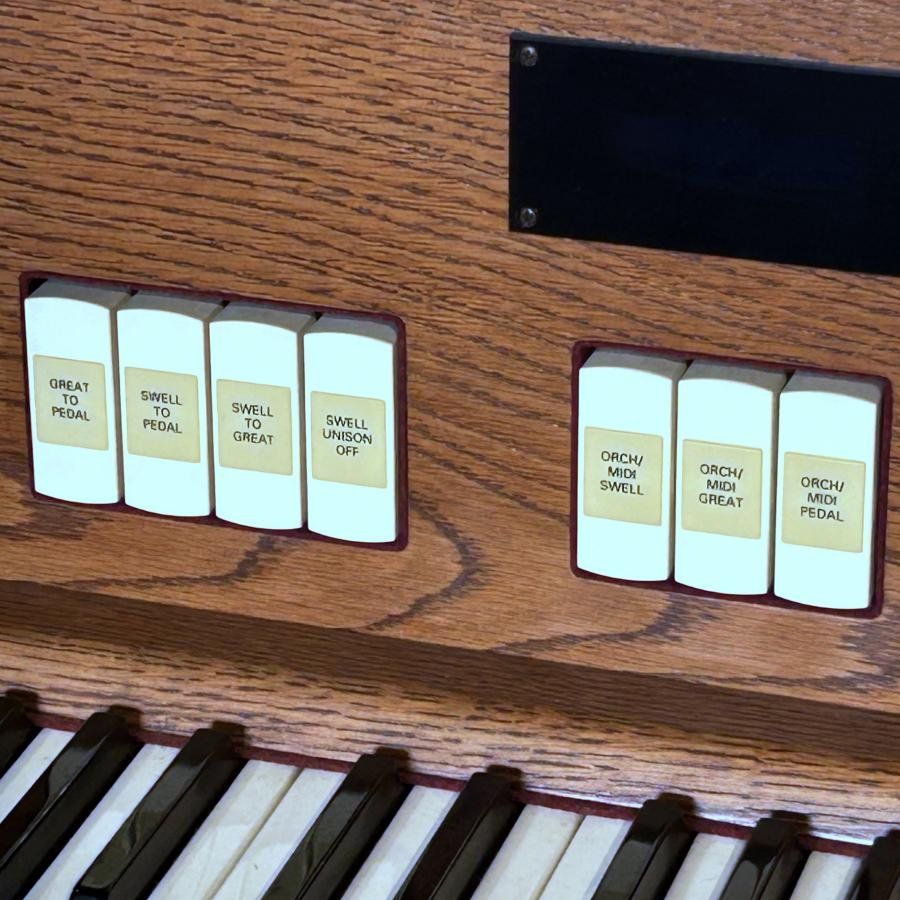 Strumenti musicali: Rodgers Insigna  i557 Kapellenorgel ( Einsiedeln) – Usato da Lajoux JU venduto da webstuhl 2