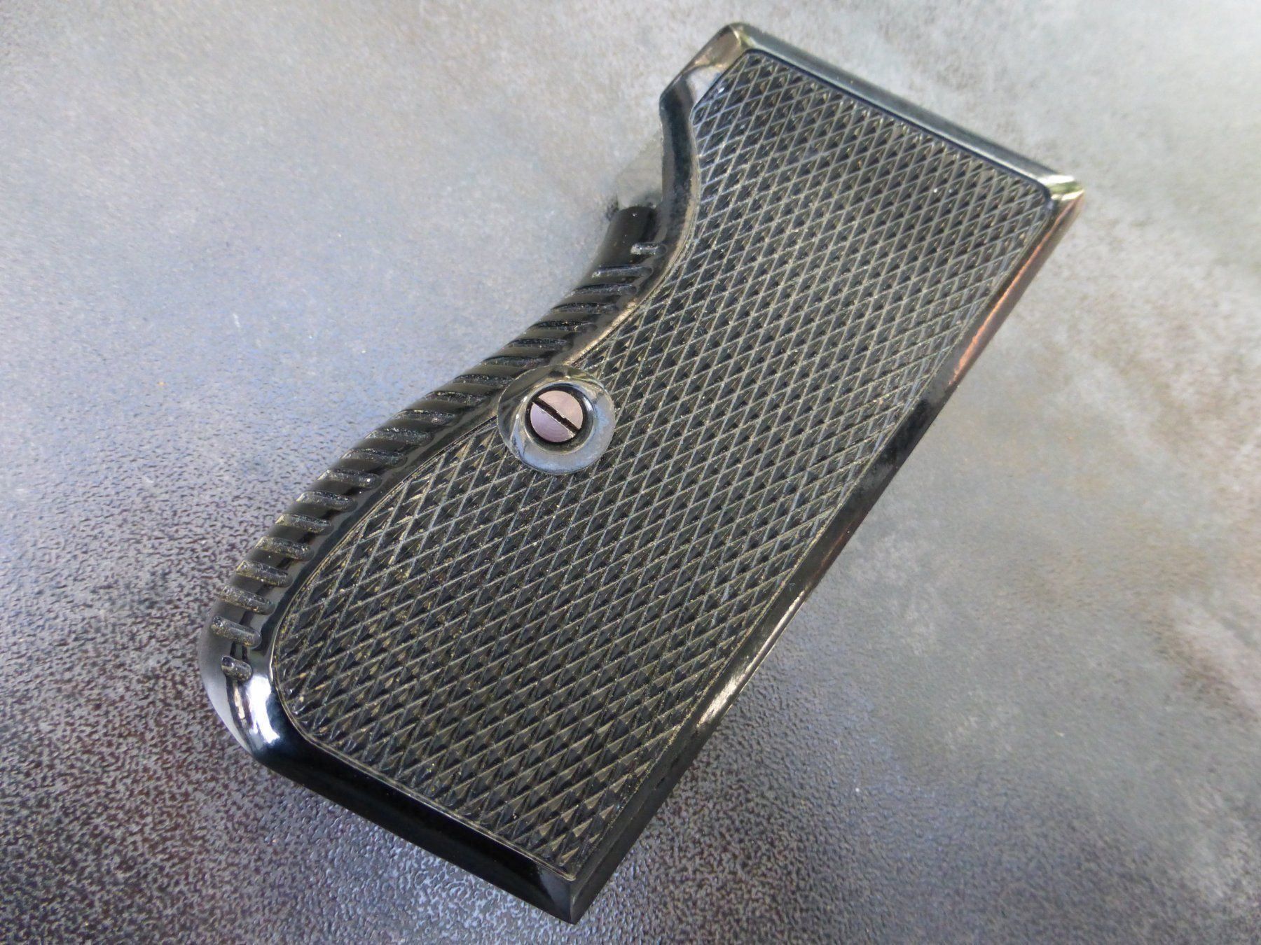 Schützensport: Originalgriffschalen zu SIG P210 – Gebraucht aus Rüthi (Rheintal) von  2