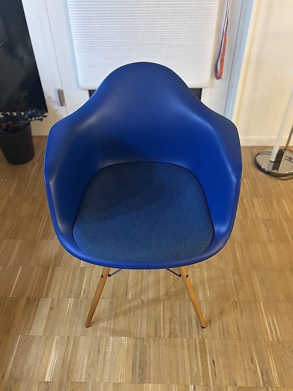 Vitra Chaises: Vitra Eames Plastic Armchair DAW – D'occasion à Zürich par rah_99cw