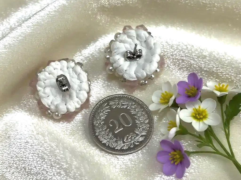 Haarschmuck: Floral Ohrstecker + Seide Scrunchie Set - Handgemachte, Neu! – Neu und originalverpackt aus Vals von ABA-Atelier 4