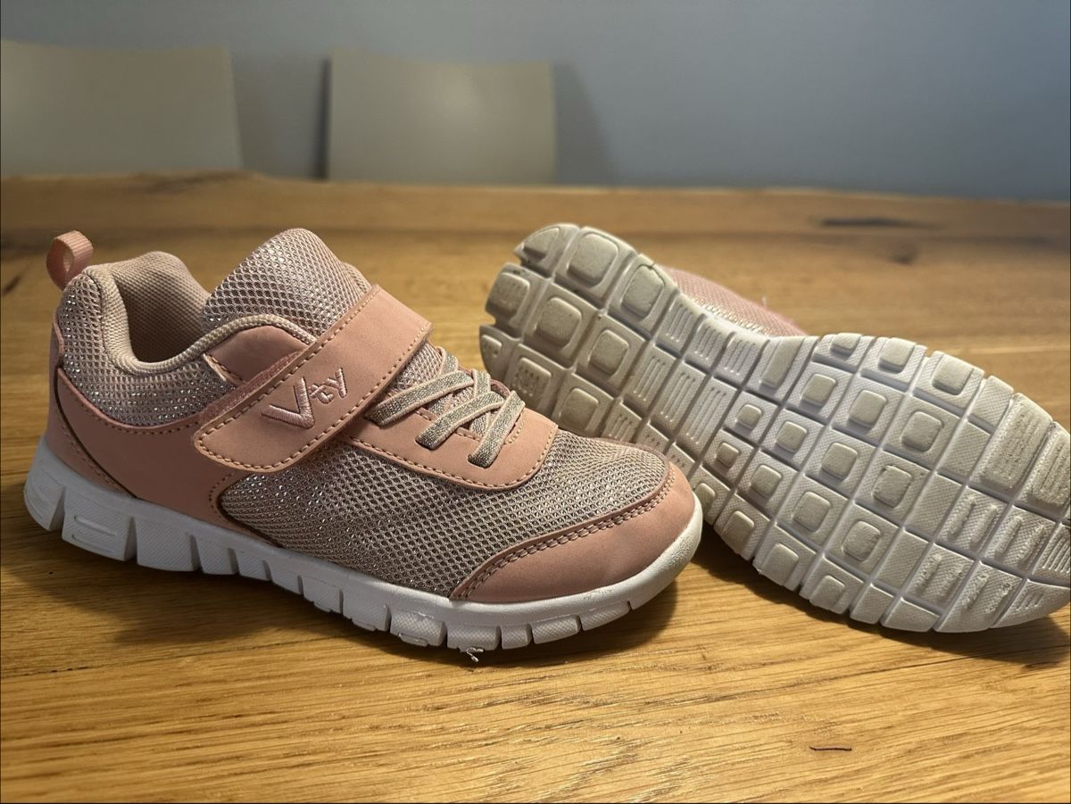 Scarpe per ragazze: Turnschuhe Victory 33 – Usato da Wettingen venduto da Sternetaenzerin