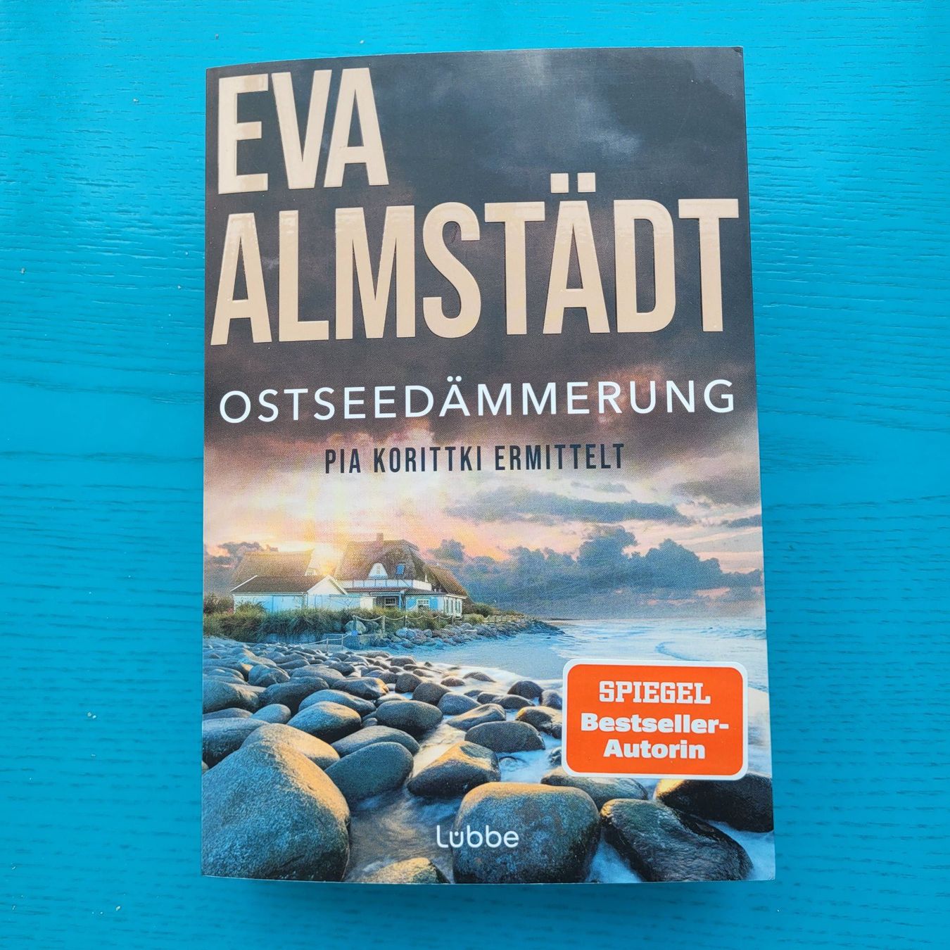 Libri: Eva Almstädt- Ostseedämmerung – Nuovo (secondo la descrizione) da SCHÜBELBACH venduto da CoKaHa