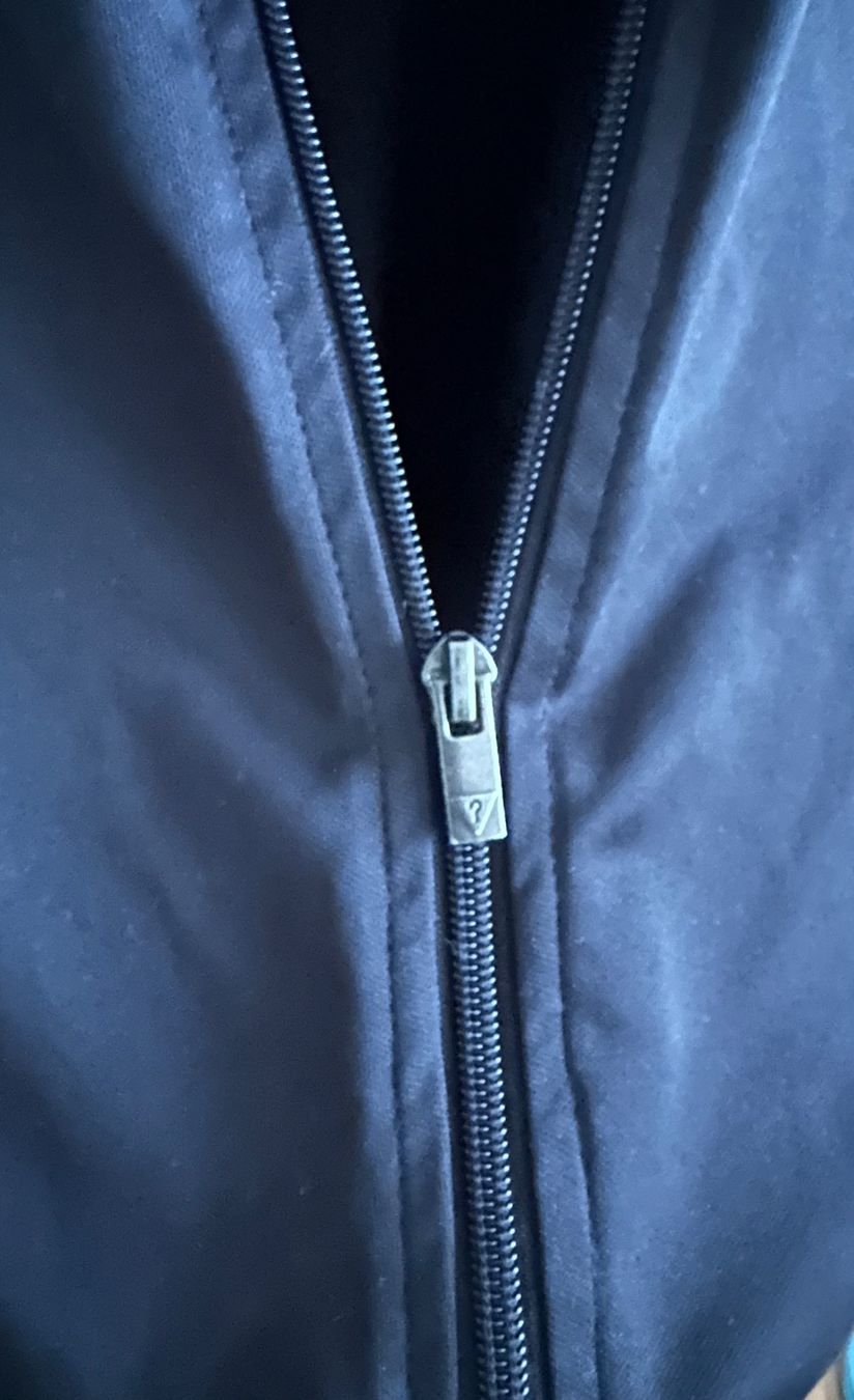 Guess Pullover & Sweatshirts: Guess Sweater – Gebraucht aus Dürrenroth von tvy_bh56 3