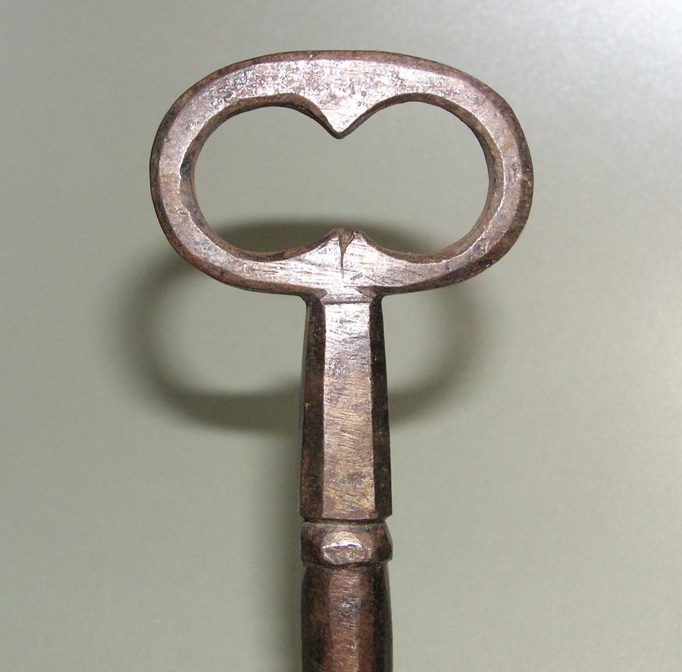 Chiavi: Grosser geschmiedeter Schlüssel – Usato da Grenchen venduto da Antique-hunter 1