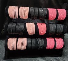 Schwarzer Aussteller mit 18 Armbändern Schwarz und Rosa