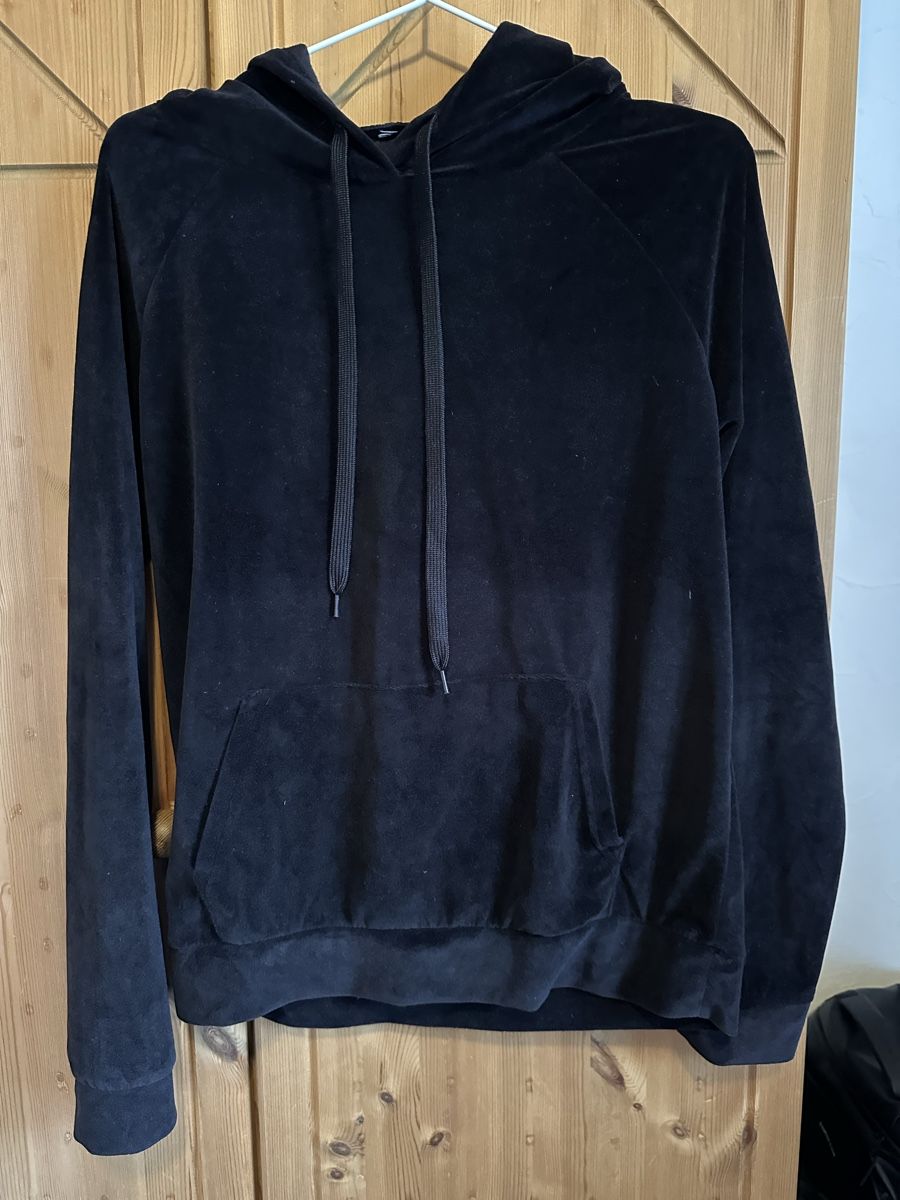 Pullover & Sweatshirts: Kapuzenpullover Samt Schwarz, guter Zustand – Gebraucht aus Hergiswil NW von kaufe_at_kaufmann