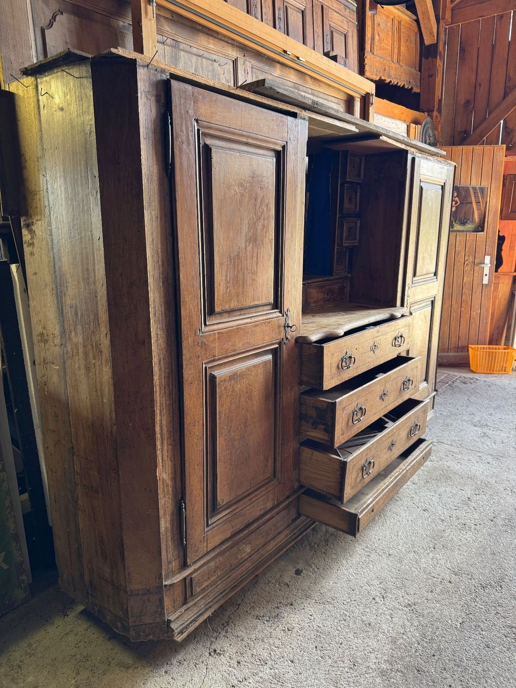Schränke: Antiker Schrank, restaurationsbedürftig, Holz – Gebraucht aus Sachseln von BONATI01 4