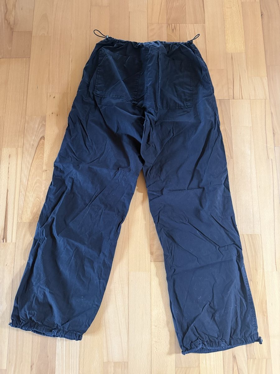 Stradivarius Pantalons: Pantalon parachute noir Stradivarius – D'occasion à Fontainemelon par erin.blm 1