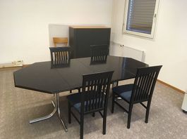 Table noire avec 4 chaises