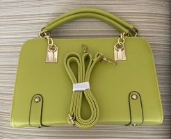Modische Handtasche in frischem Apfelgrün-mit Schulterriemen