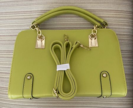 Modische Handtasche in frischem Apfelgrün-mit Schulterriemen