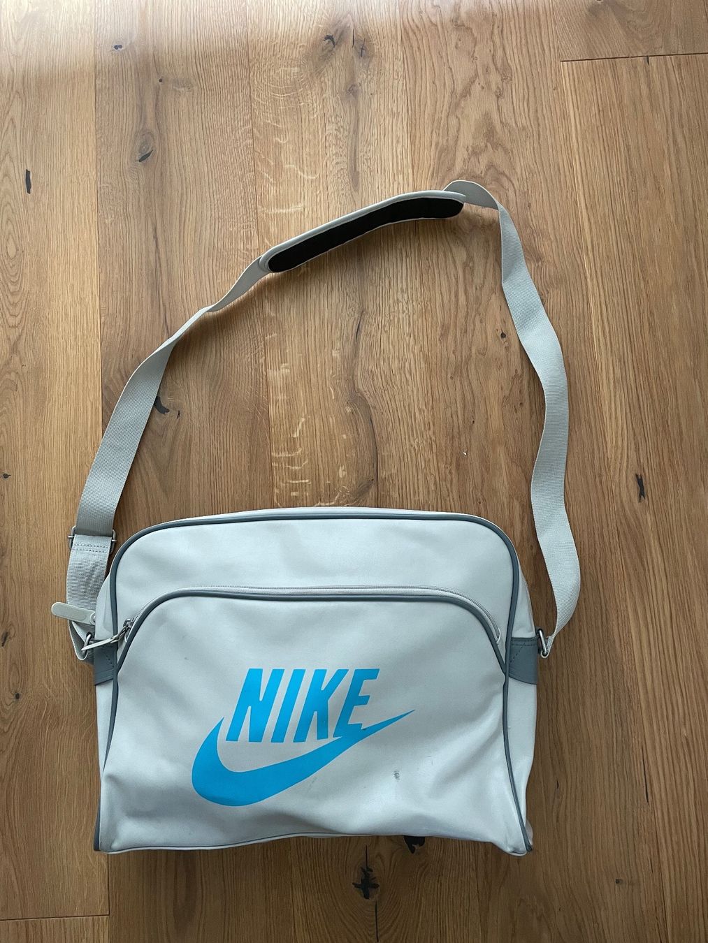 Nike Taschen: Sporttasche Umhängetasche Nike – Gebraucht aus Triesenberg von alfro91