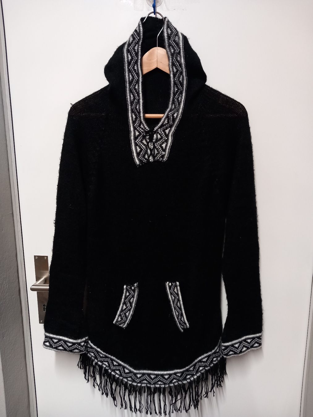 Maglioni & Felpe: Schwarzer Wollpullover mit Kapuze und Fransen Gr. L – Usato da Merligen venduto da muss_haben