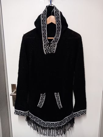 Schwarzer Wollpullover mit Kapuze und Fransen Gr. L