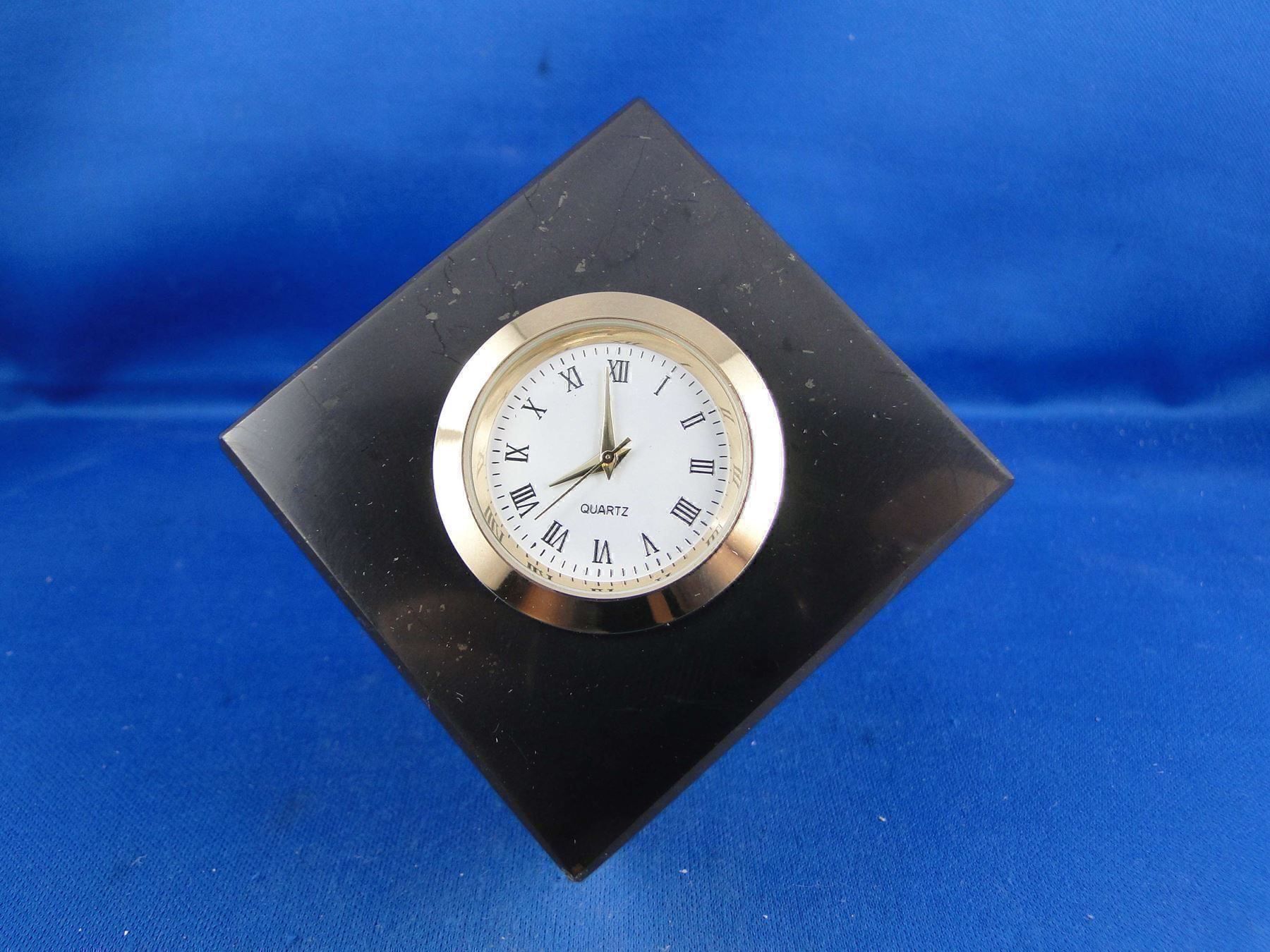 Mineralien & Heilsteine: Shungit-Wuerfel mit Uhr – Gebraucht aus Schinznach Bad von Demerald