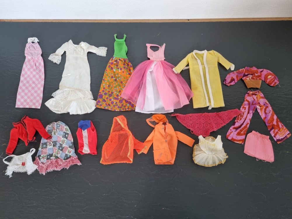 Lot Vintage De Vêtements Et Accessoires Barbie - Mattel