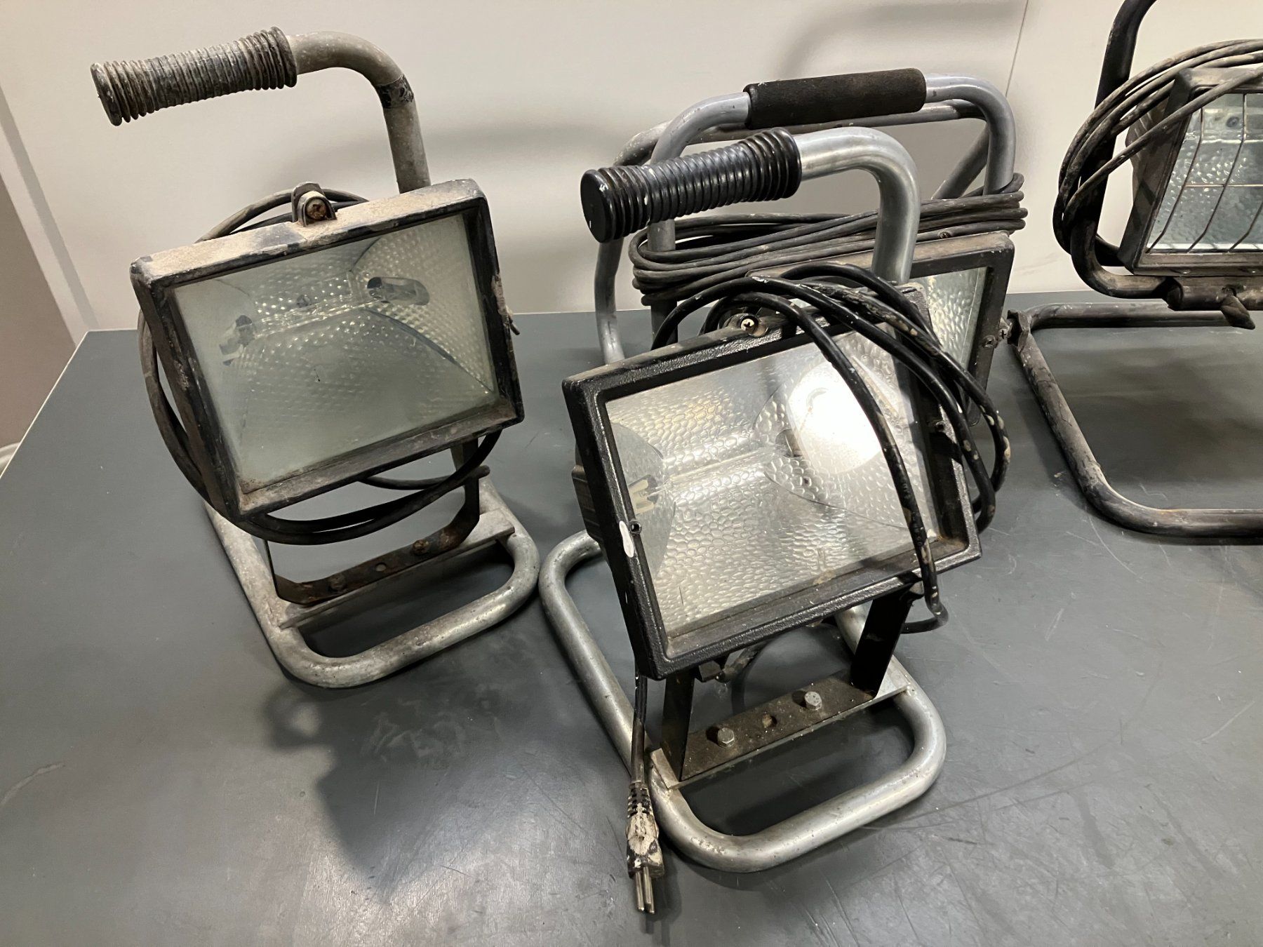 Lampade: Post. mit div. Baustrahlern / Halogenstrahlern ab 1.- – Usato da Lichtensteig venduto da Buy24International 2