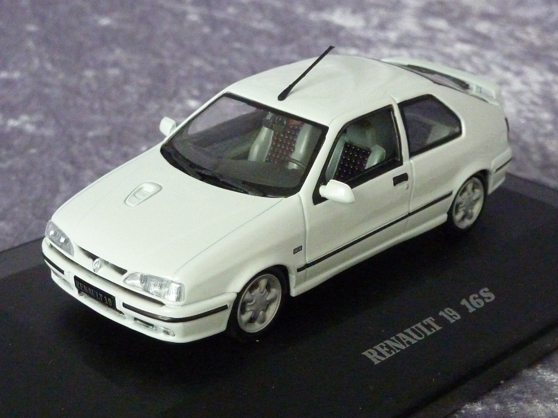 Renault Modellautos: Renault 19 16S  1:43 – Neu und originalverpackt aus Dürrenäsch von  1