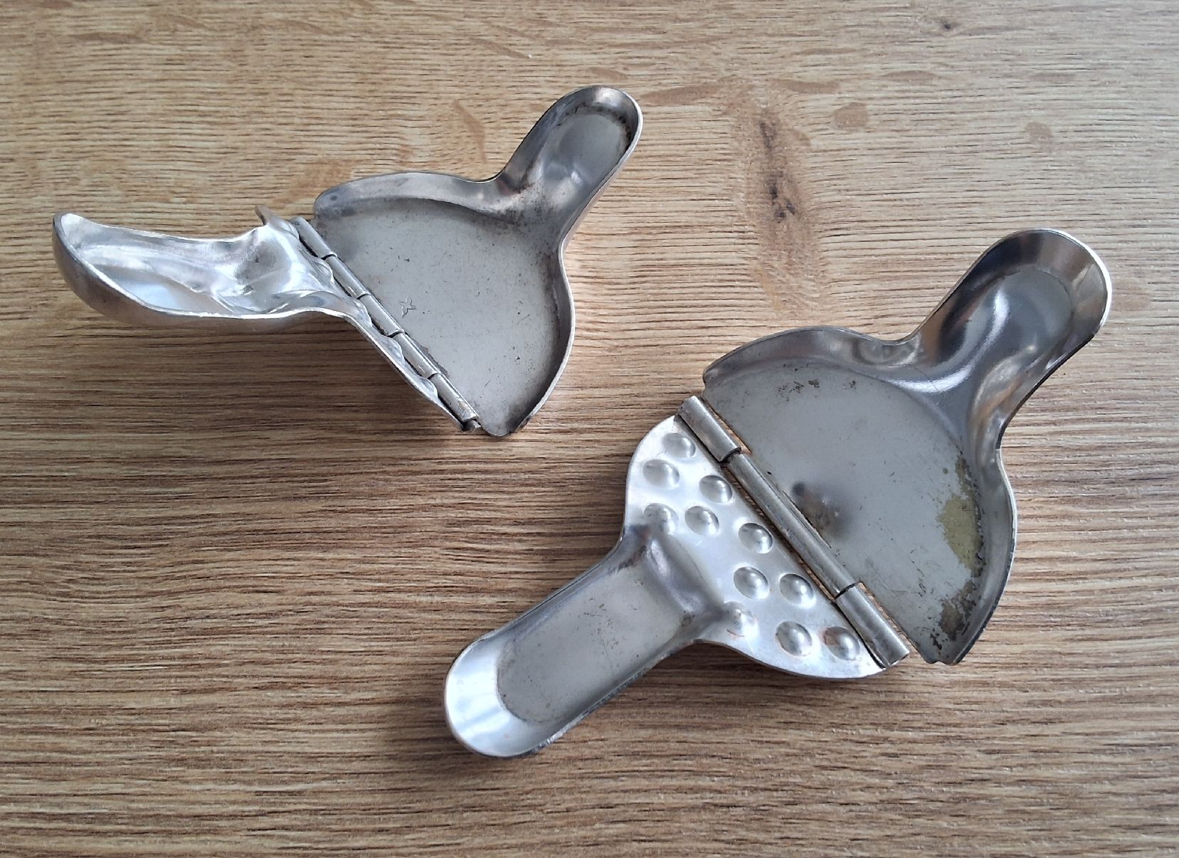 Set di posate: Vintage: 2 Zitronenschnitz-Presse versilbert – Usato da Oftringen venduto da Waltereg 2