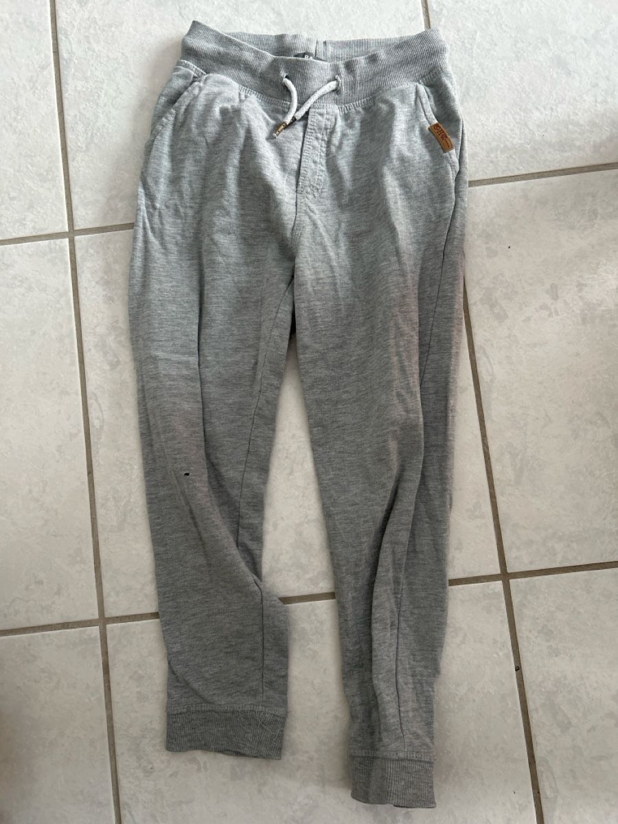 Pantalons: Trainerhose Gr 116 – D'occasion à Lostorf par Venice16