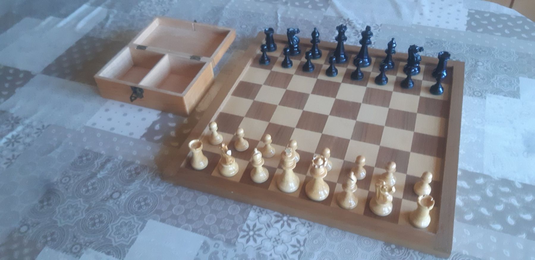 Spiele: Schachbrett mit Figuren – Gebraucht aus Wolfhalden von Quiria68
