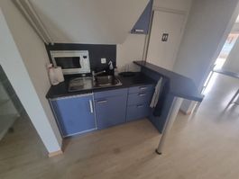 Kompaktkueche mit Bar, Spuele, Mikrowelle und kühlschrank