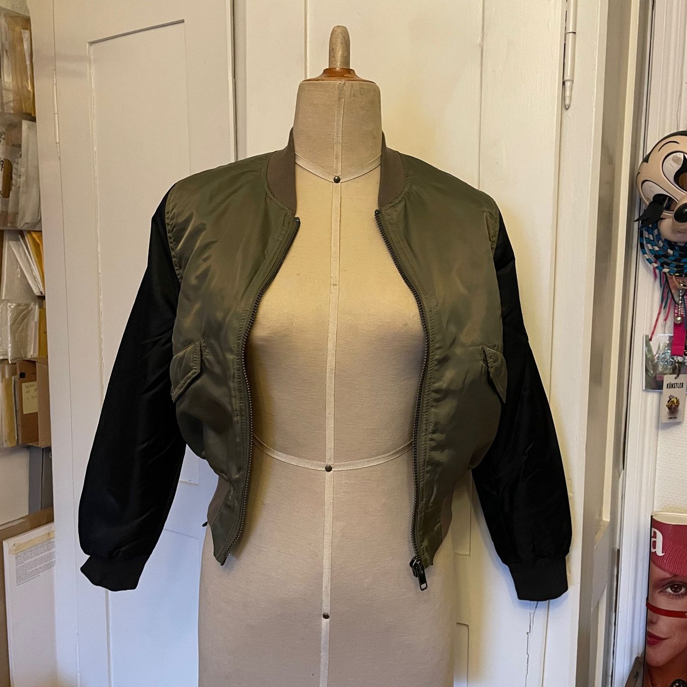 Giacche: Bomberjacke, olive/schwarz mit orangem Innenfutter, Gr.38 – Usato da Zürich venduto da Caro55 1