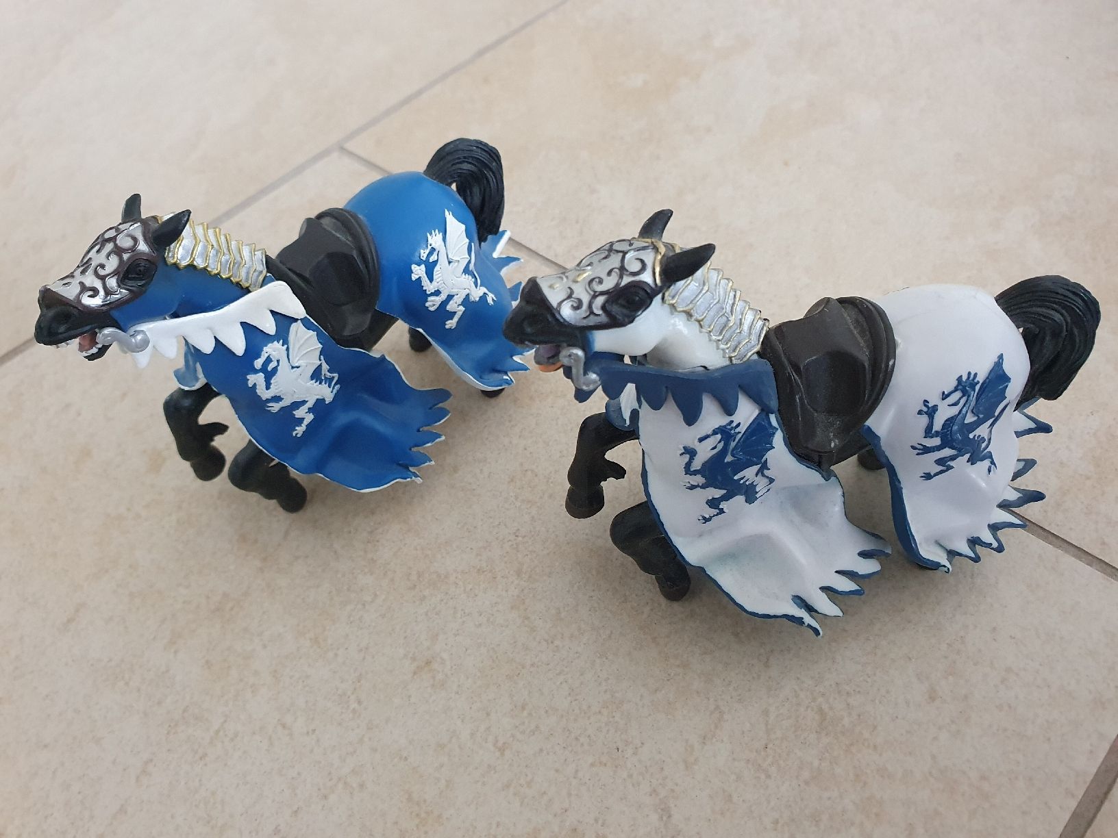 Statuette: Papo Pferde 2 Stk. – Usato da Liestal venduto da piperpa