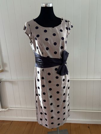 John Charles Kleid Pünktchen Grösse 12 Seide guter Zustand