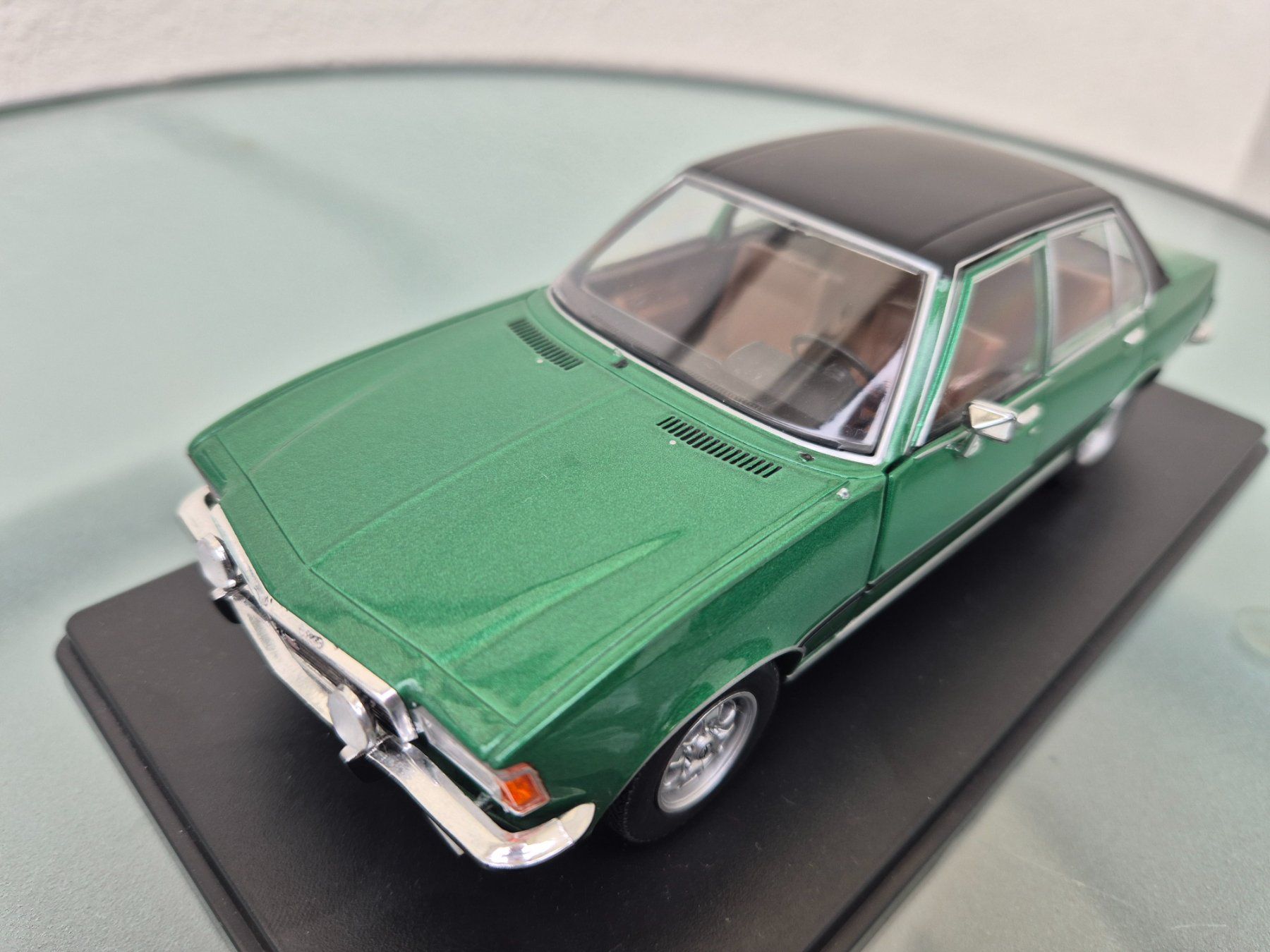Opel Voitures modèles: Opel Commodore GSE 1:24 – D'occasion à Oberbuchsiten par laffite54 5