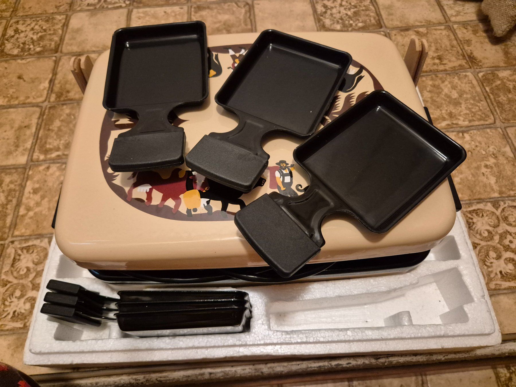 Cuisines complètes: Raclette Ofen mit 6 Pfännchen – D'occasion à Winterthur par Sarafina66 1