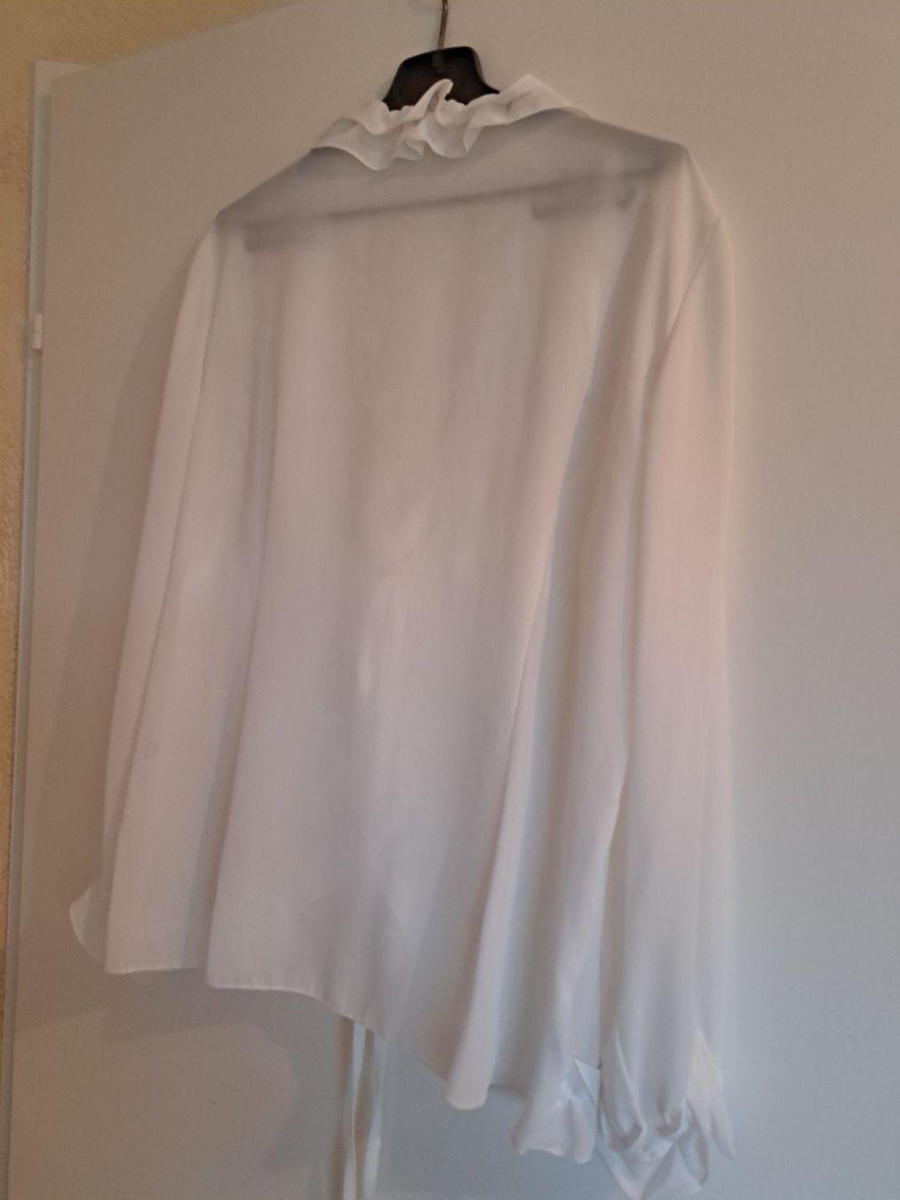 Chemisiers: Weisse Bluse mit Rüschchen, Grösse 46 ... – D'occasion à Zufikon par Dysundas 2